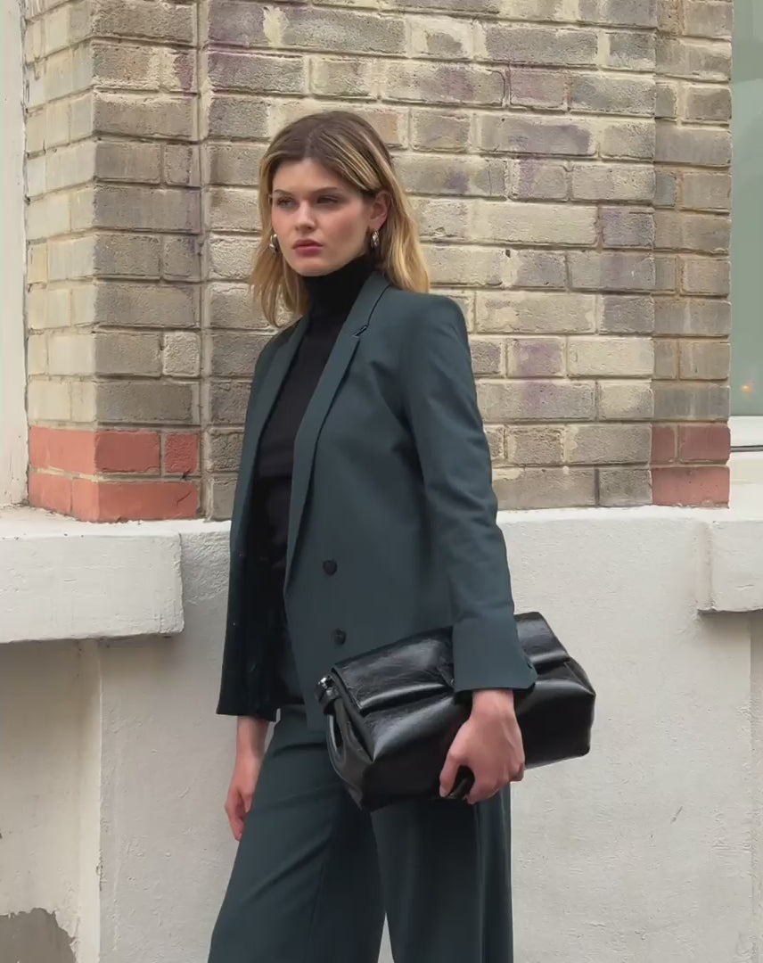veste-de-tailleur-cintree-pantalon-large-vert-fonce-tenue-de-bureau-