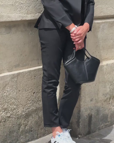 Black-blazer-suit-jacket-waist-cut-suit-collar-length-below-the-bottom-two-pockets-breasted-two-pockets-inside-fully-lined-17H10-suit-jacket-for-women-paris-