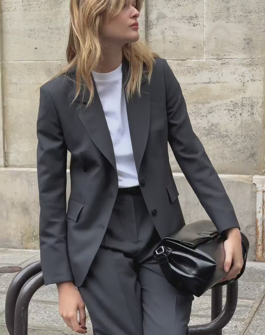 costume-femme-gris-fonce-veste-oversize-pantalon-large-tenue-de-travail-elegante-style-1