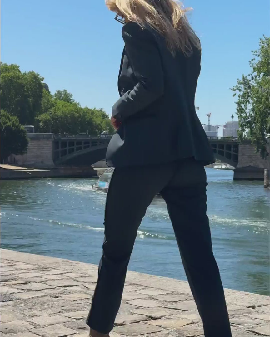Veste de tailleur verte pour femme à la coupe cintrée. Une pièce chic et moderne, idéale en ensemble ou seule