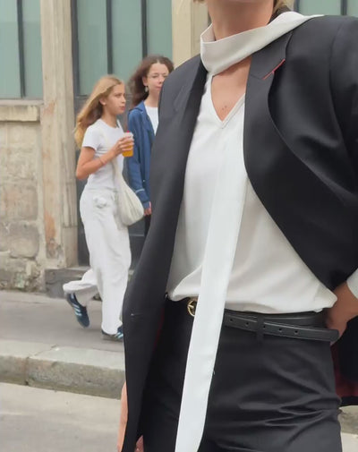tenue-de-bureau-tailleur-femme-veste-cintree-pantalon-droit-noir-