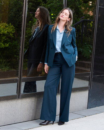ensemble-tailleur-bleu-canard-femme-chic-veste-ceinturee-pantalon-large-chemise-bleue