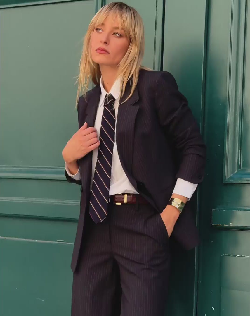 ensemble-tailleur-femme-rayures-noir-blanc-veste-croisee-cintree-pantalon-large-chemise-blanche-tenue-bureau-CHIC