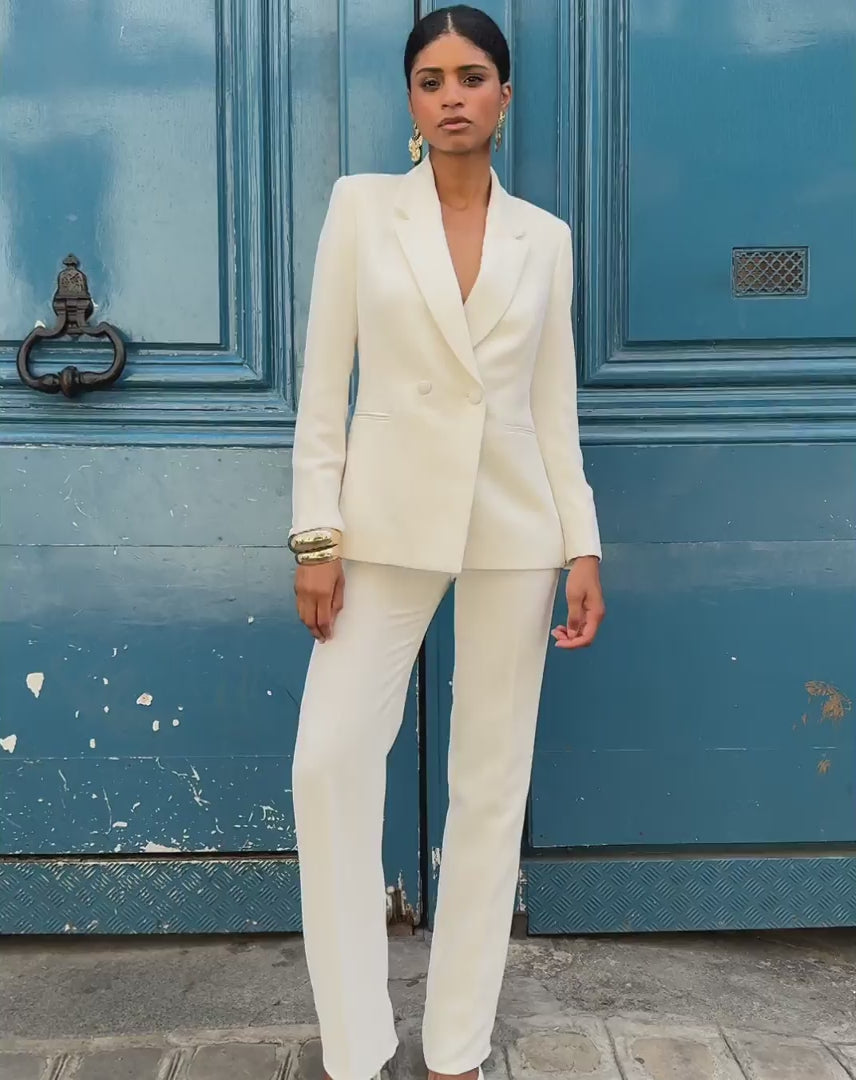 costume-blanc-mariage-tailleur-femme-civil-femme-veste-ceinturee-et-pantalon-droit-style-chic-premium-