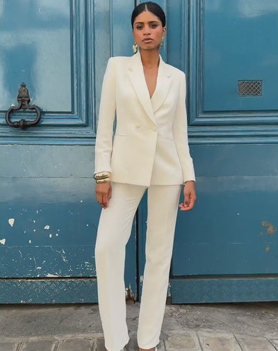 costume-blanc-mariage-tailleur-femme-civil-femme-veste-ceinturee-et-pantalon-droit-style-chic-premium-