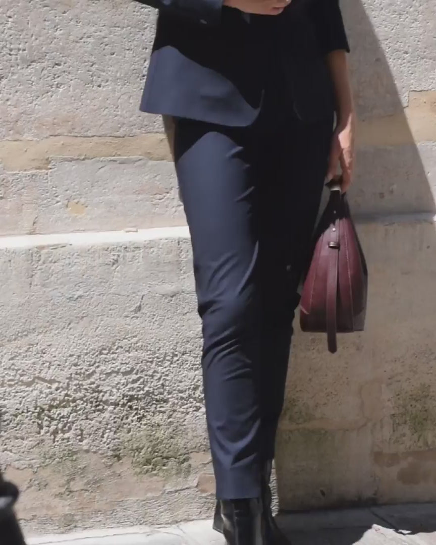 tenue-de-bureau-tailleur-femme-veste-cintree-pantalon-cigarette-bleu-marine-