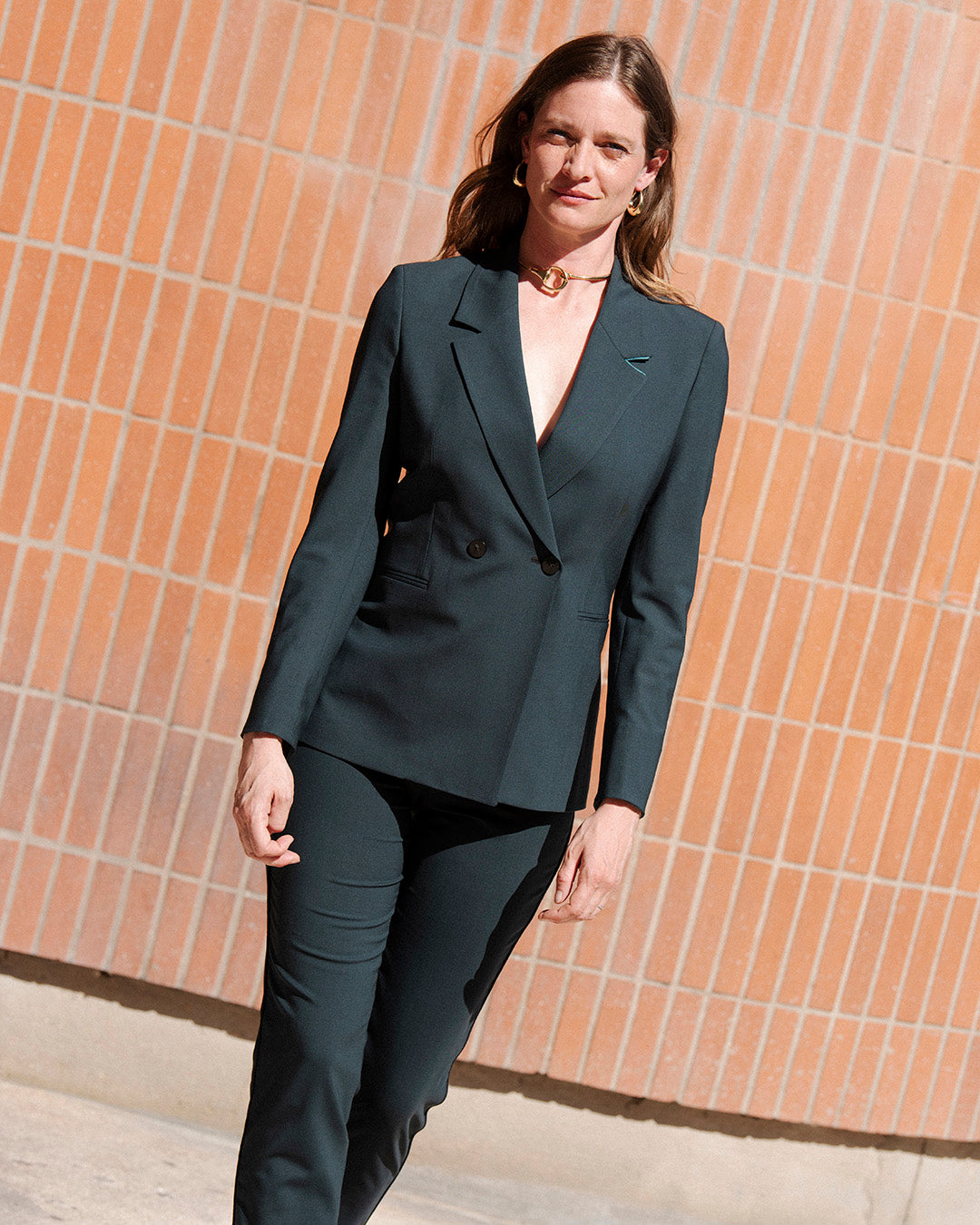 Women's green suit jacket with slim fit . A chic, modern piece, ideal as an ensemble or on its own.