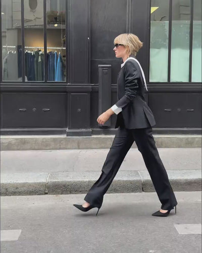 tenue-de-bureau-tailleur-femme-veste-cintree-pantalon-droit-noir-