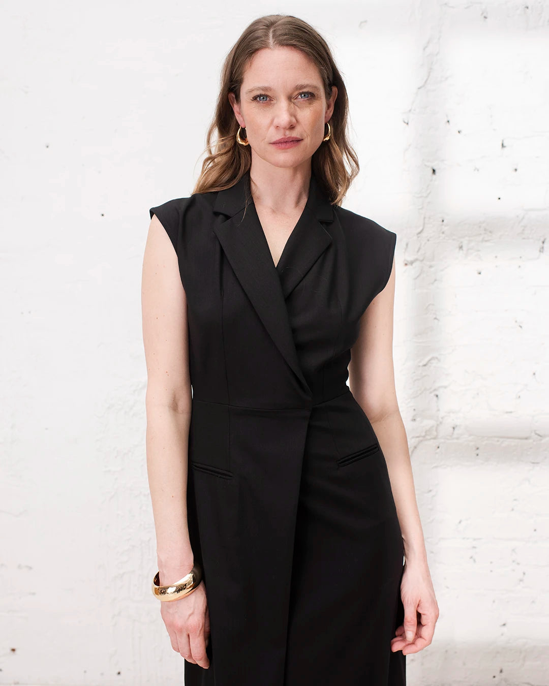 Robe portefeuille noire femme élégante pour une tenue d’invitée mariage