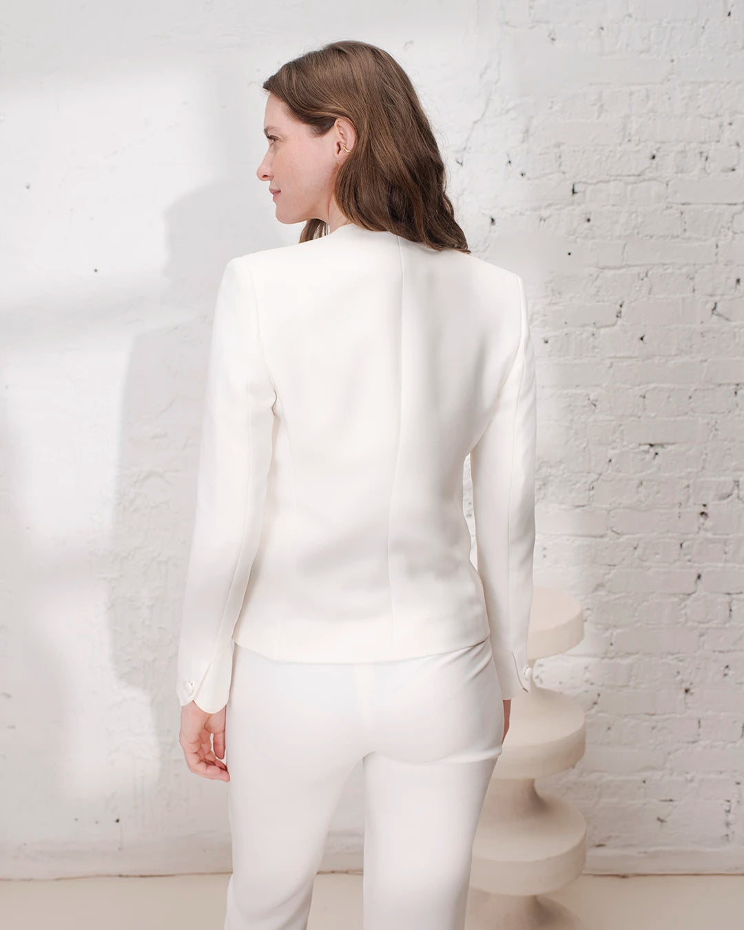 Look mariage civil femme avec veste courte blanche et pantalon cigarette blanc pour une allure élégante.