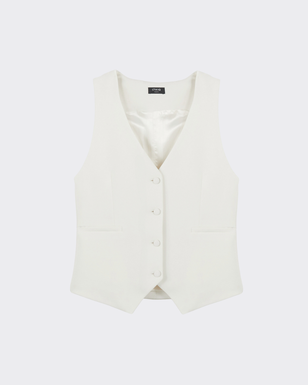 Look mariage civil avec gilet de tailleur blanc et pantalon large pour une silhouette élégante.