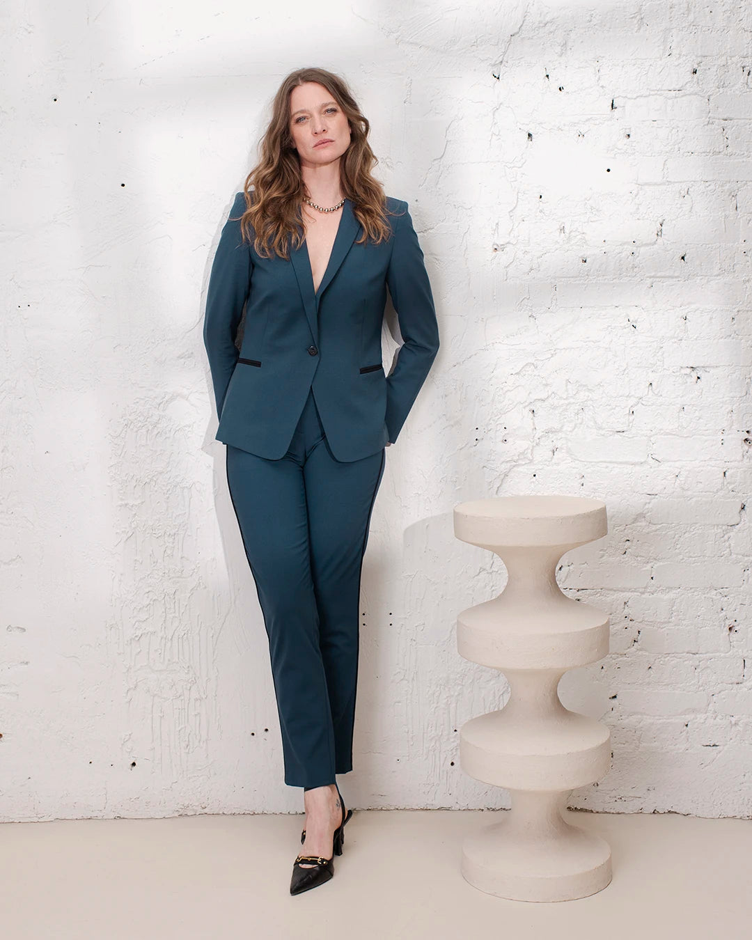 Tenue professionnelle femme avec veste cintrée bleu gris et pantalon cigarette élégant.