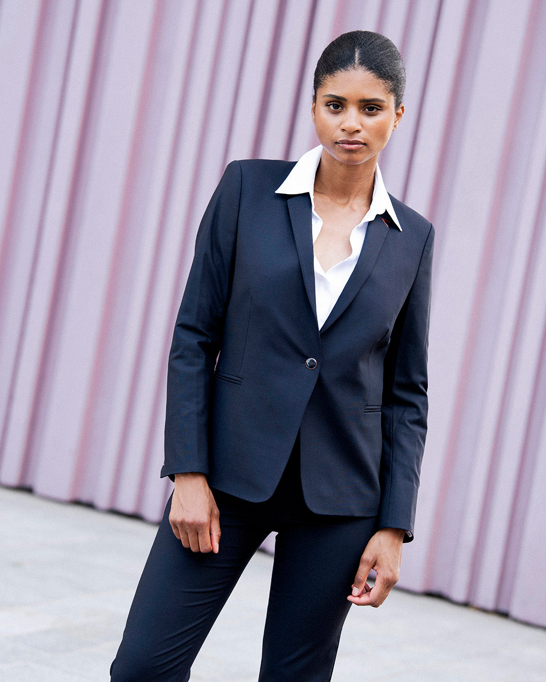 tailleur-femme-bleu-marine-pantalon-cigarette-veste-cintree-tenue-bureau