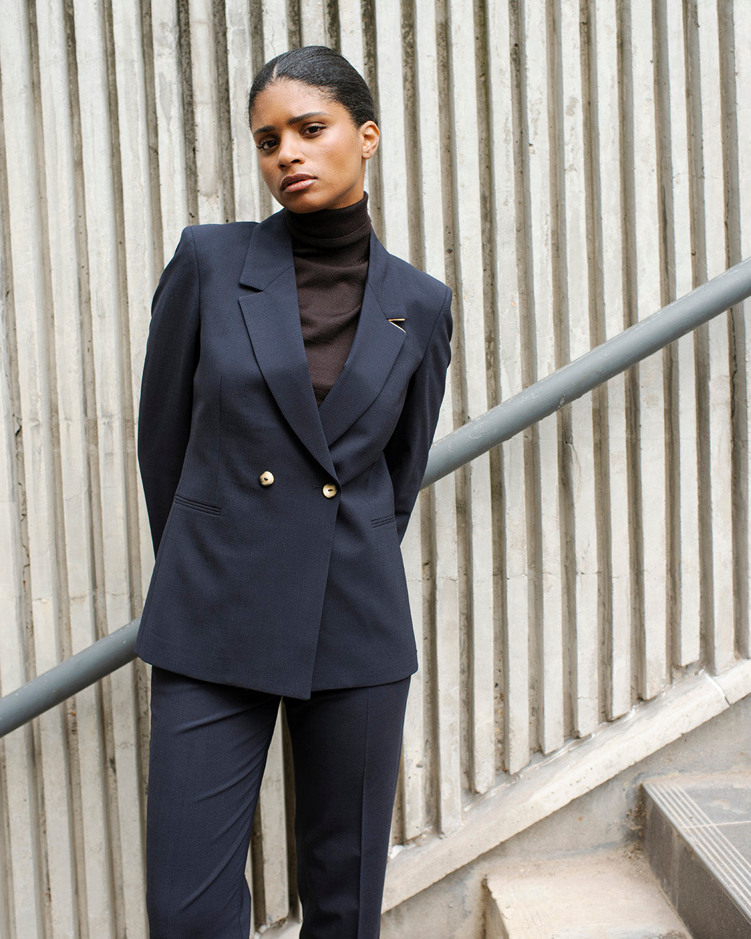 ensemble-tailleur-femme-bleu-marine-chic-pantalon-droit-veste-cintree-travail