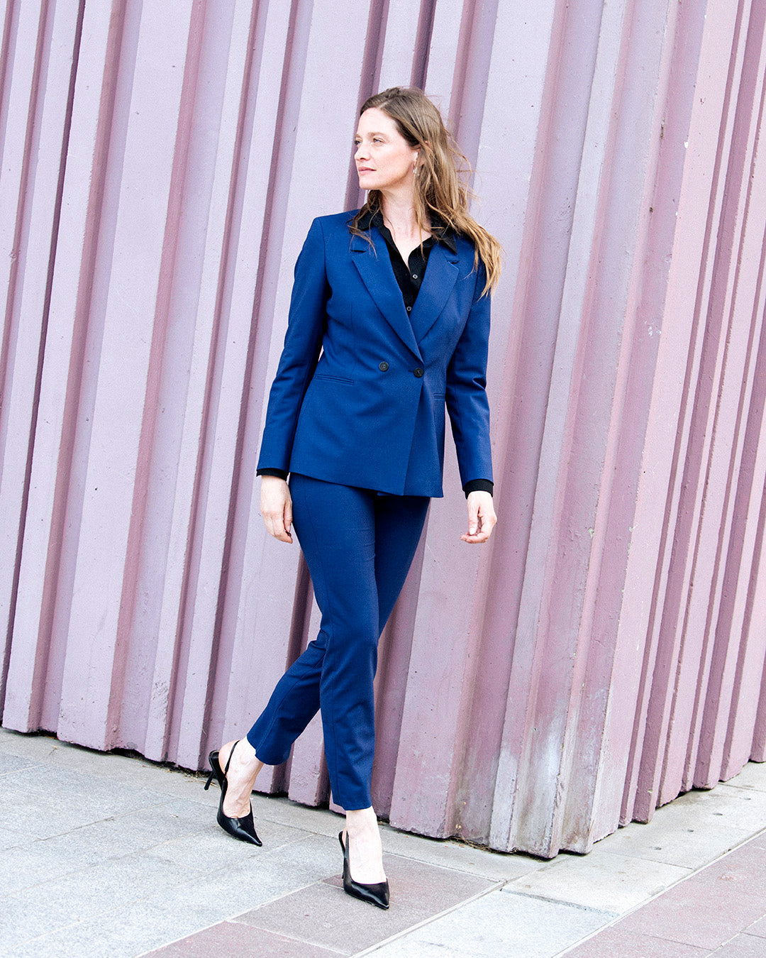 ensemble-costume-bleu-electrique-femme-veste-cintree-pantalon-cigarette-tenue-bureau