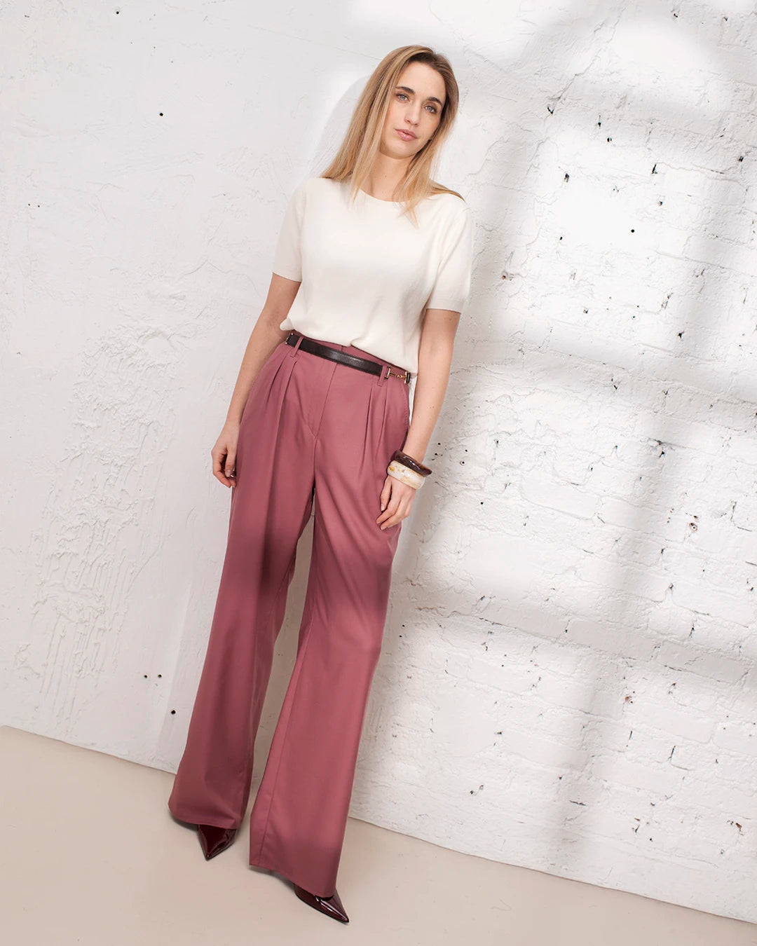 Tailleur femme rose élégant avec veste structurée et pantalon palazzo pour invitée