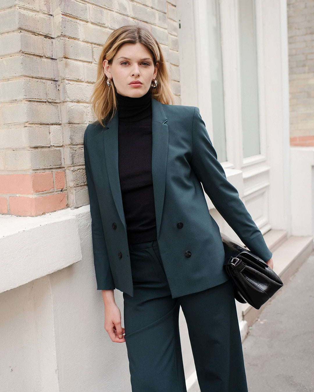 tailleur-femme-vert-fonce-veste-cintree-pantalon-cigarette-ensemble-de-costume-pour-femme-