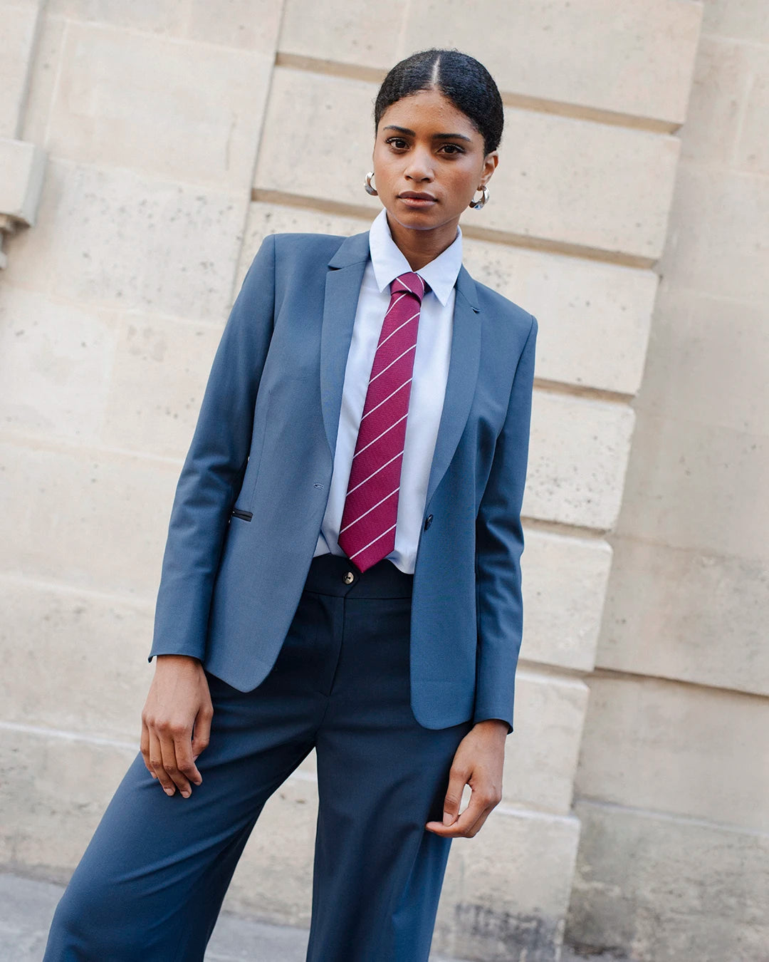 tailleur-femme-veste-bleu-petrole-cintree-chemise-bleue-et-pantalon-large-gris-look-professionnel-elegant