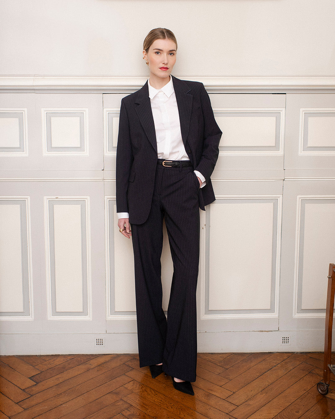 tailleur-femme-veste-large-rayures-pantalon-large-rayures-tenue-de-bureau-1_907af202-5317-420c-b5fe-1911f1bc62f2