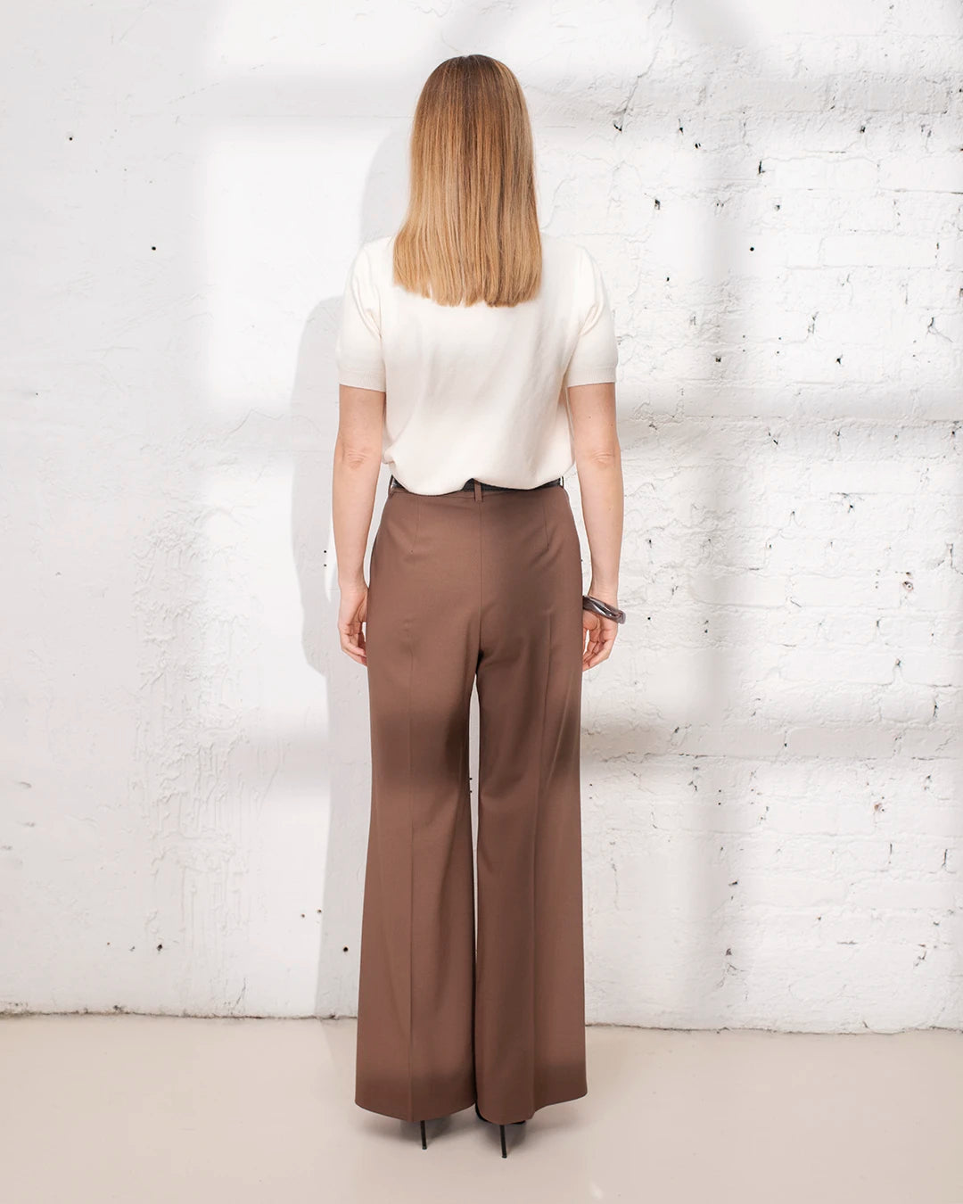 Look business chic femme avec veste oversize marron et pantalon large assorti pour une tenue élégante.