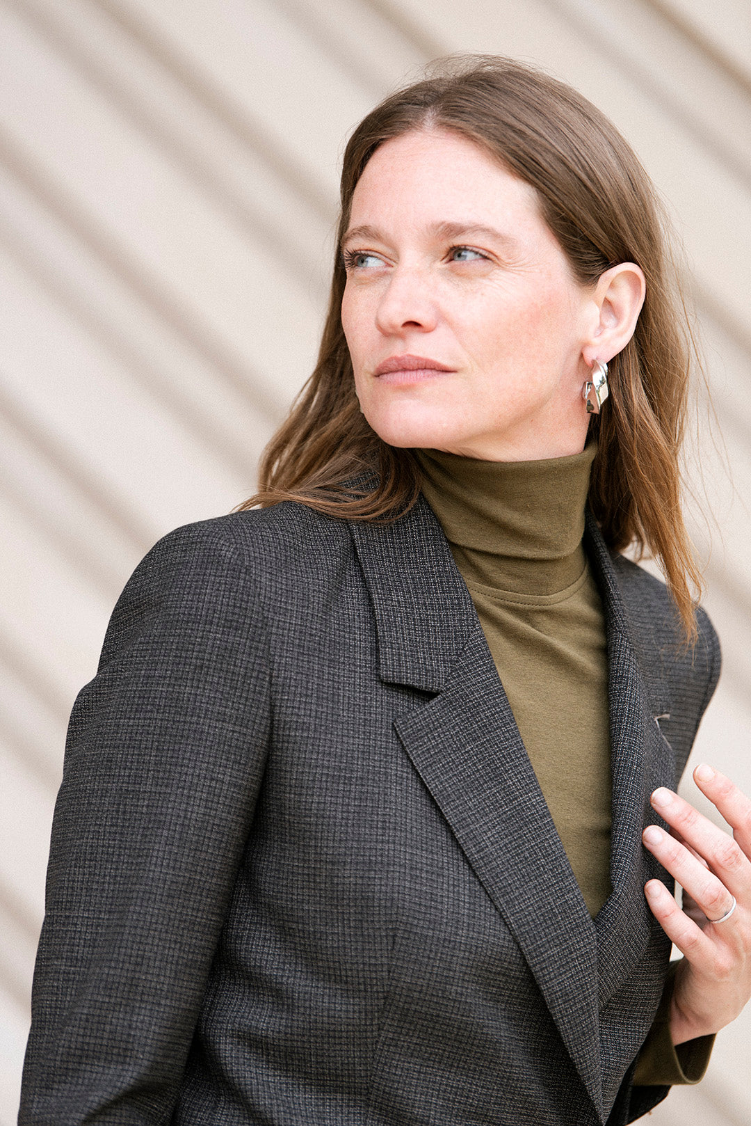ensemble-tailleur-femme-noir-chine-chic-pantalon-droit-veste-cintree-travail