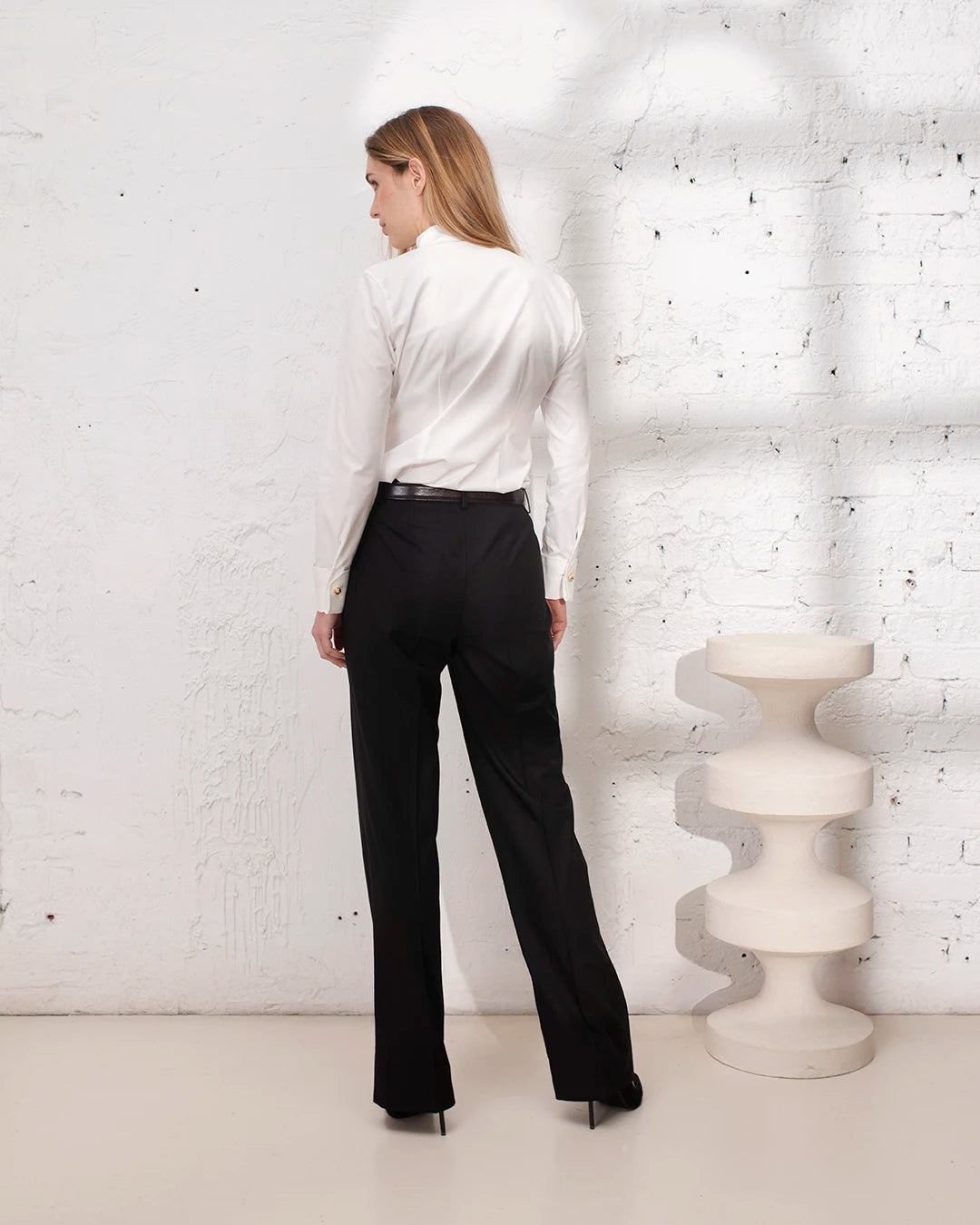 Costume femme noir avec veste croisée cintrée et pantalon droit pour une tenue chic