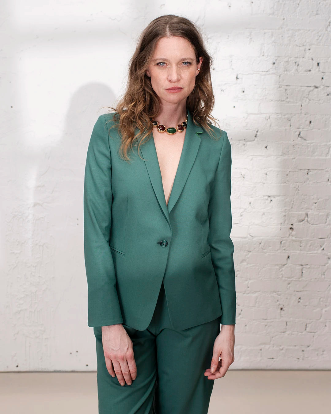 tenue cérémonie ou évenement, tailleur vert femme