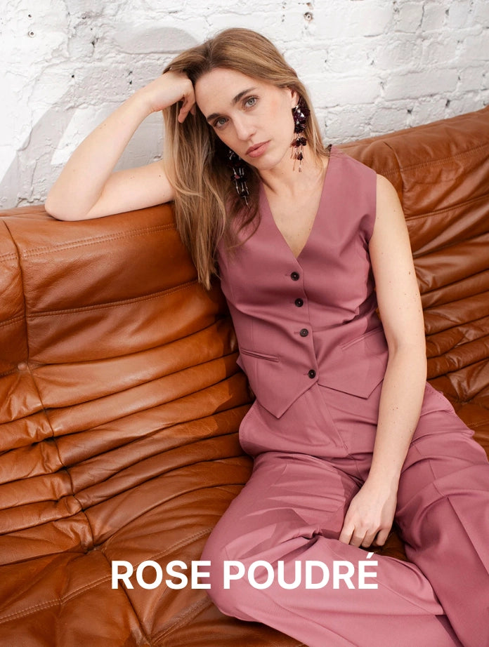 tailleur femme rose poudré idée de tenue pour aller à un mariage , outfit chic et élégant