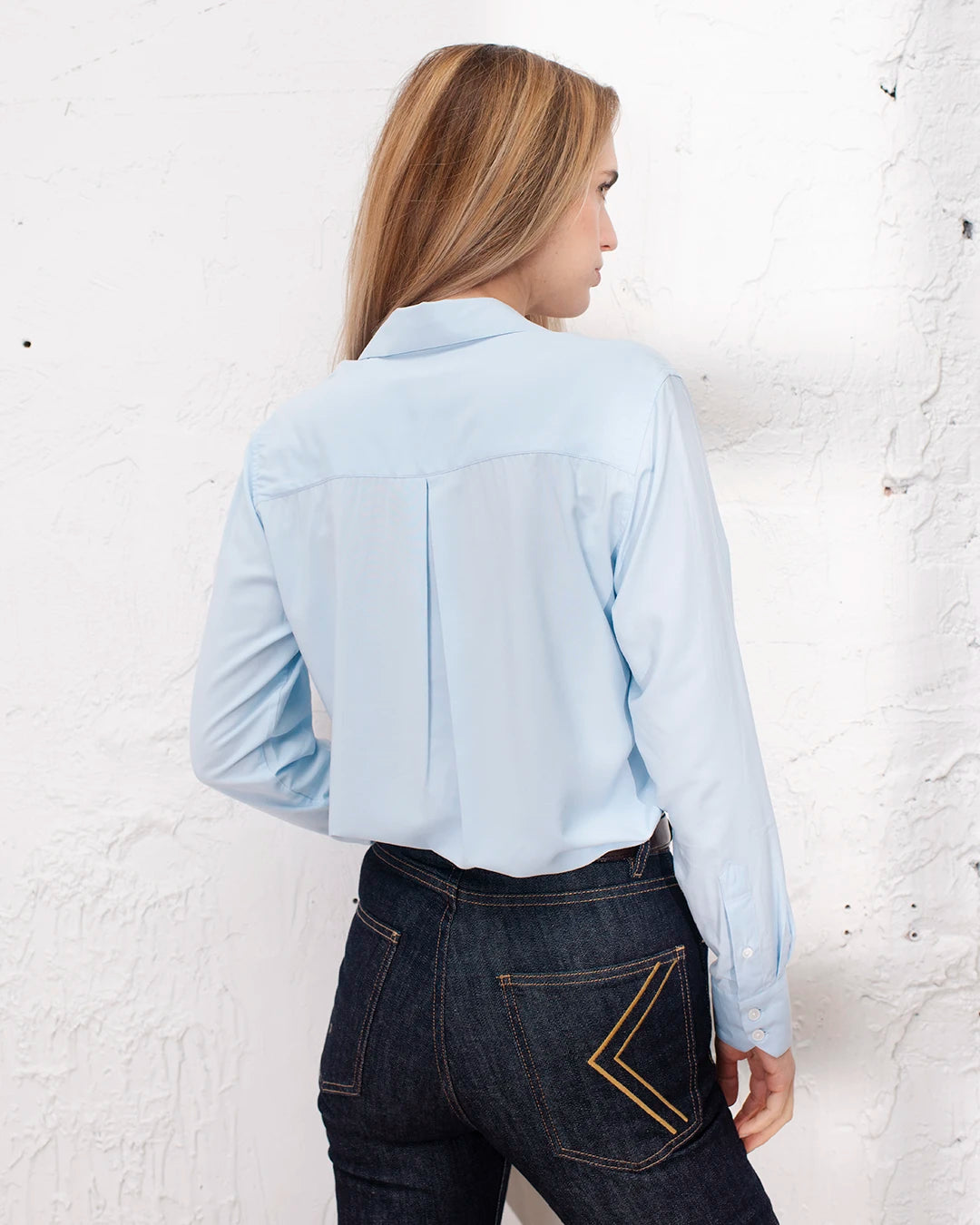 Look bureau chic avec chemise bleue femme, indispensable pour une allure élégante.