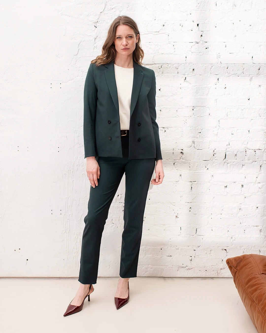 Outfit bureau chic femme avec veste croisée, chemise blanche et pantalon cigarette pour un style élégant.