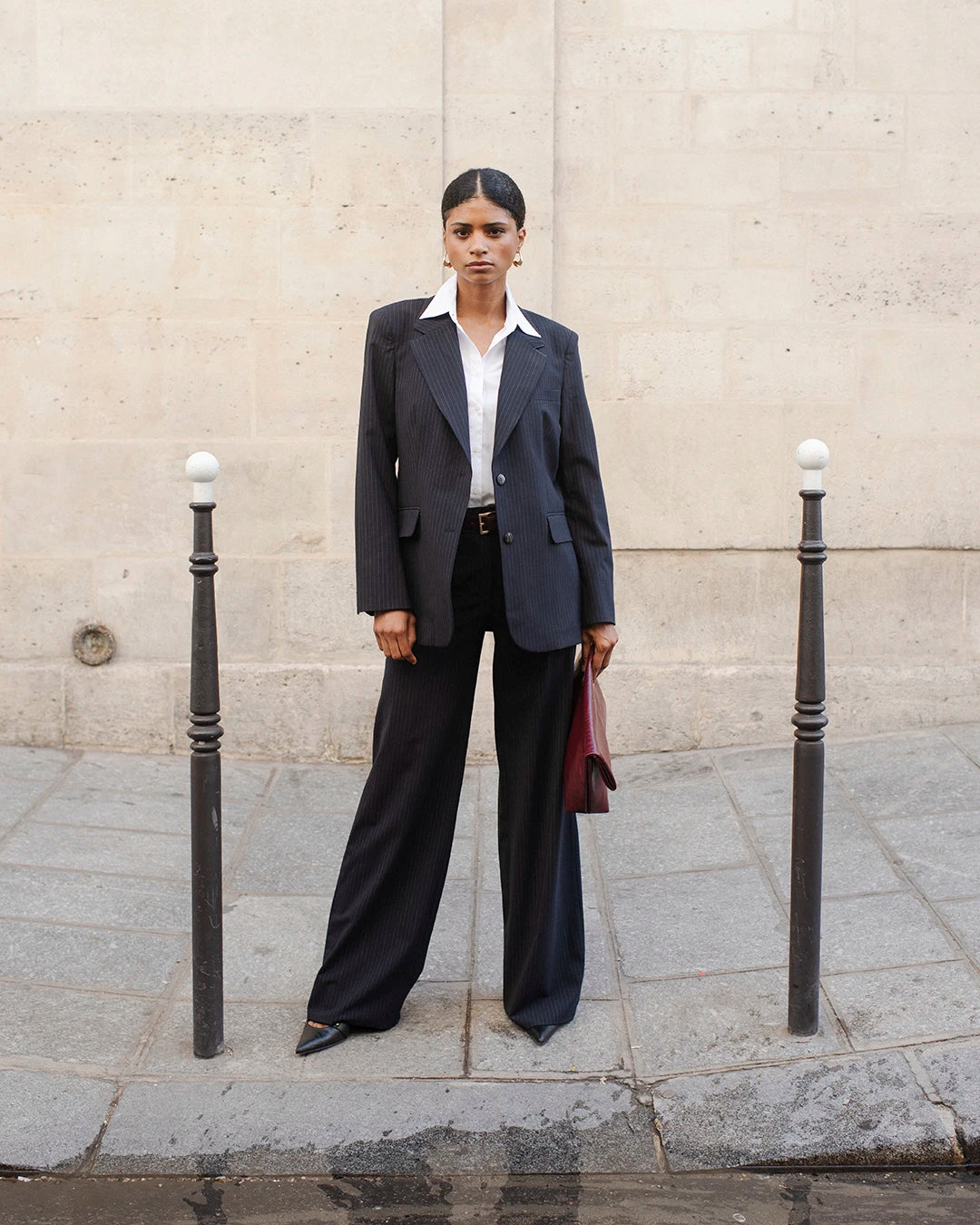 tenue-bureau-femme-veste-oversize-rayee-noir-blanc-pantalon-large-et-chemise-blanche-style-professionnel-moderne-