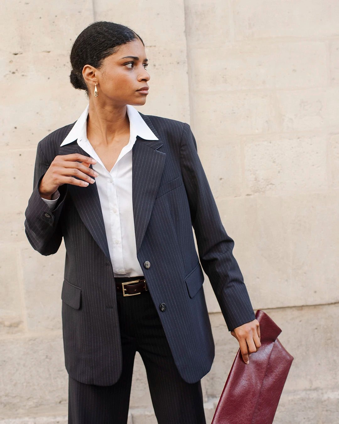 tenue-bureau-femme-veste-oversize-rayee-noir-blanc-pantalon-large-et-chemise-blanche-style-professionnel-moderne-