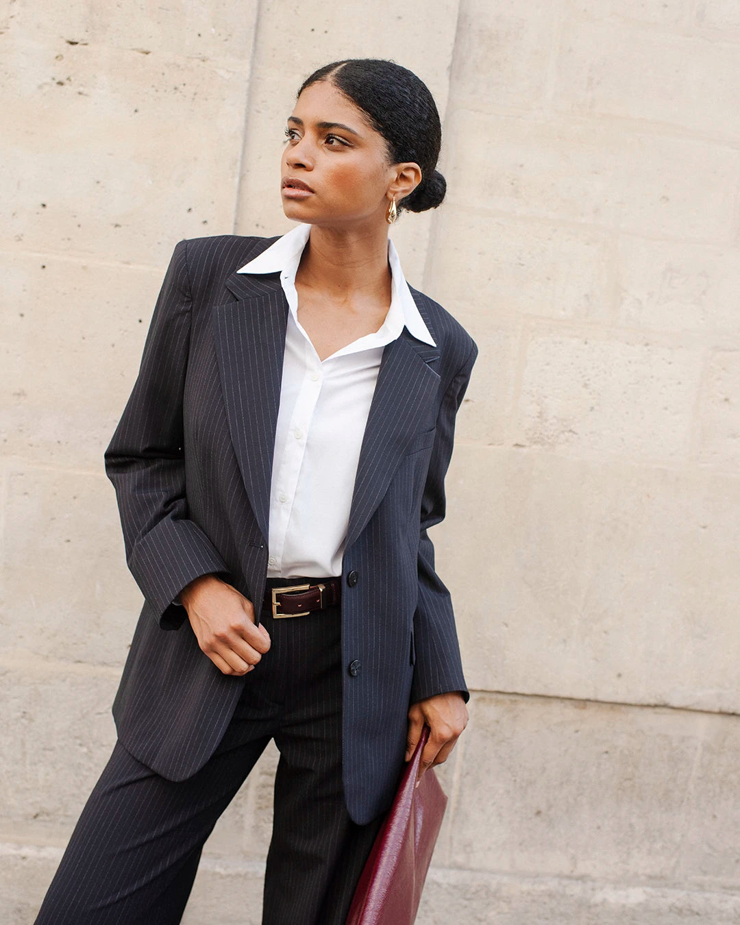 tenue-bureau-femme-veste-oversize-rayee-noir-blanc-pantalon-large-et-chemise-blanche-style-professionnel-moderne-
