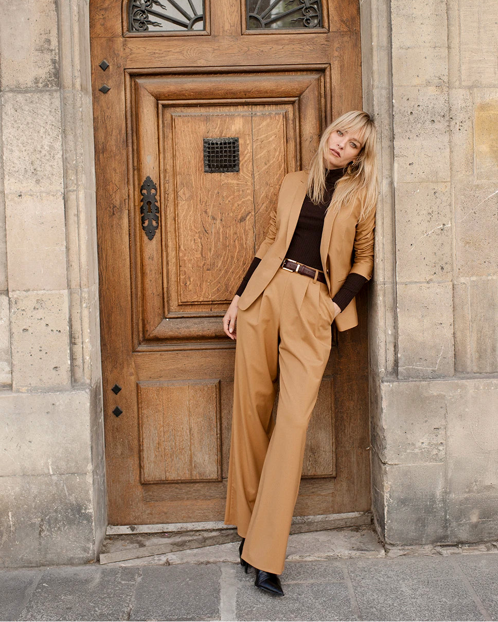outfit-chic-woman-suit-camel-pants-large-jacket-hanger-