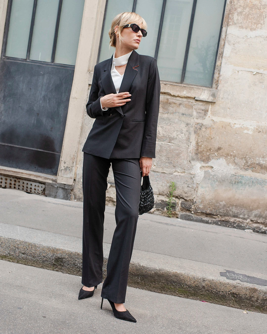 tenue-de-bureau-tailleur-femme-veste-cintree-pantalon-droit-noir-