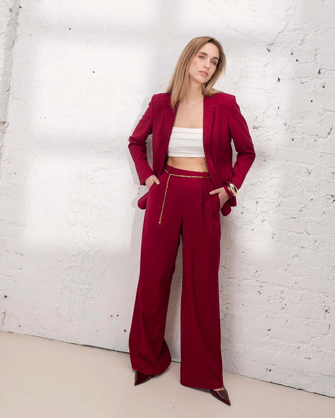Ensemble tailleur rose foncé femme avec veste cintrée et pantalon ample élégant
