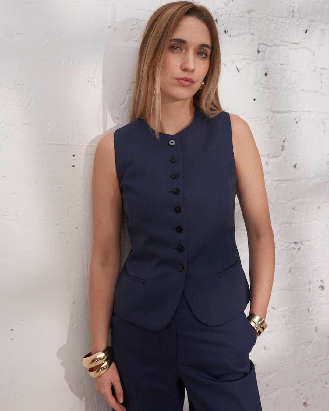 Top type gilet sans manches boutonné pour femme, parfait pour un look bureau chic