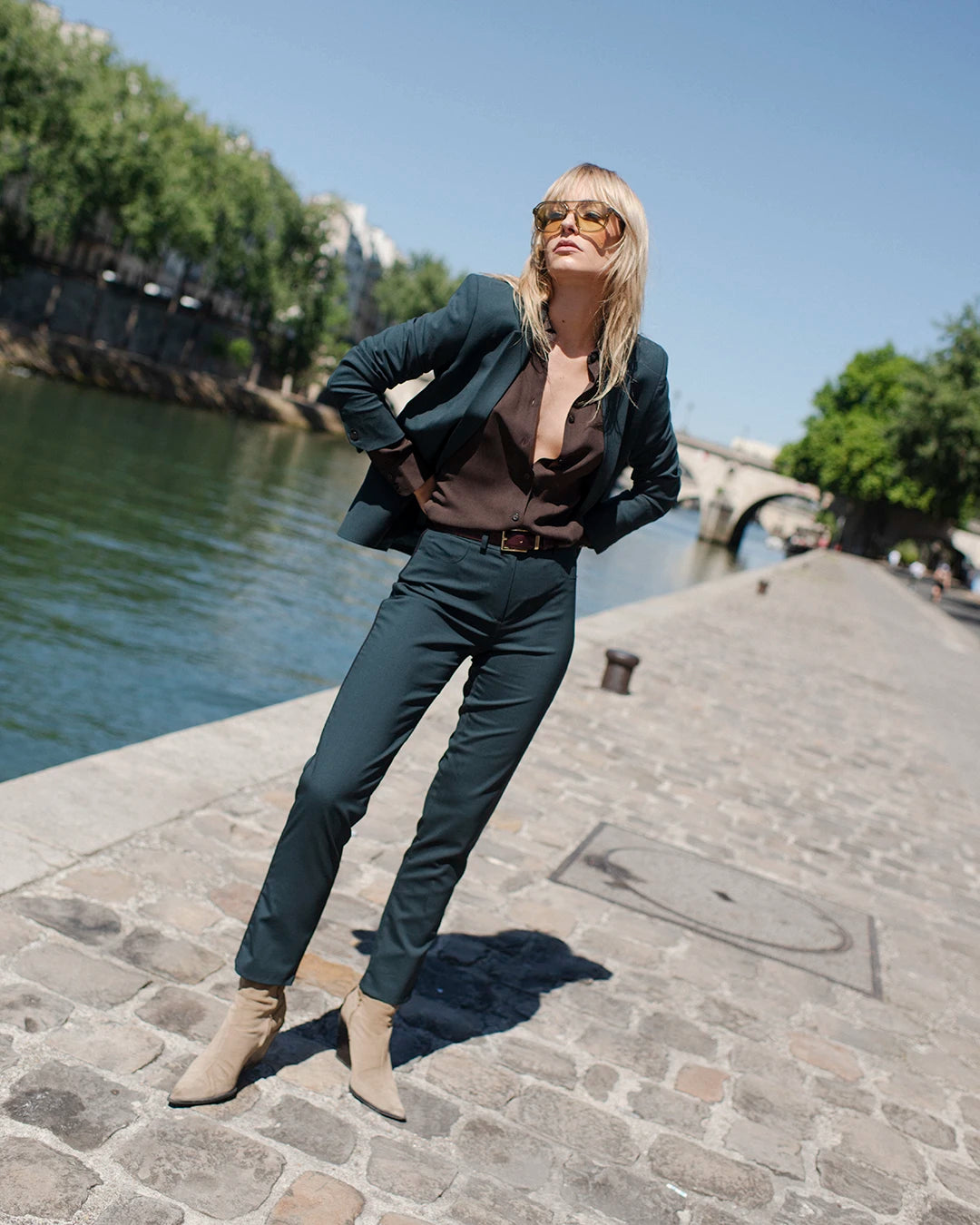 Veste de tailleur verte pour femme à la coupe cintrée. Une pièce chic et moderne, idéale en ensemble ou seule. Livraison offerte dès 200 €.