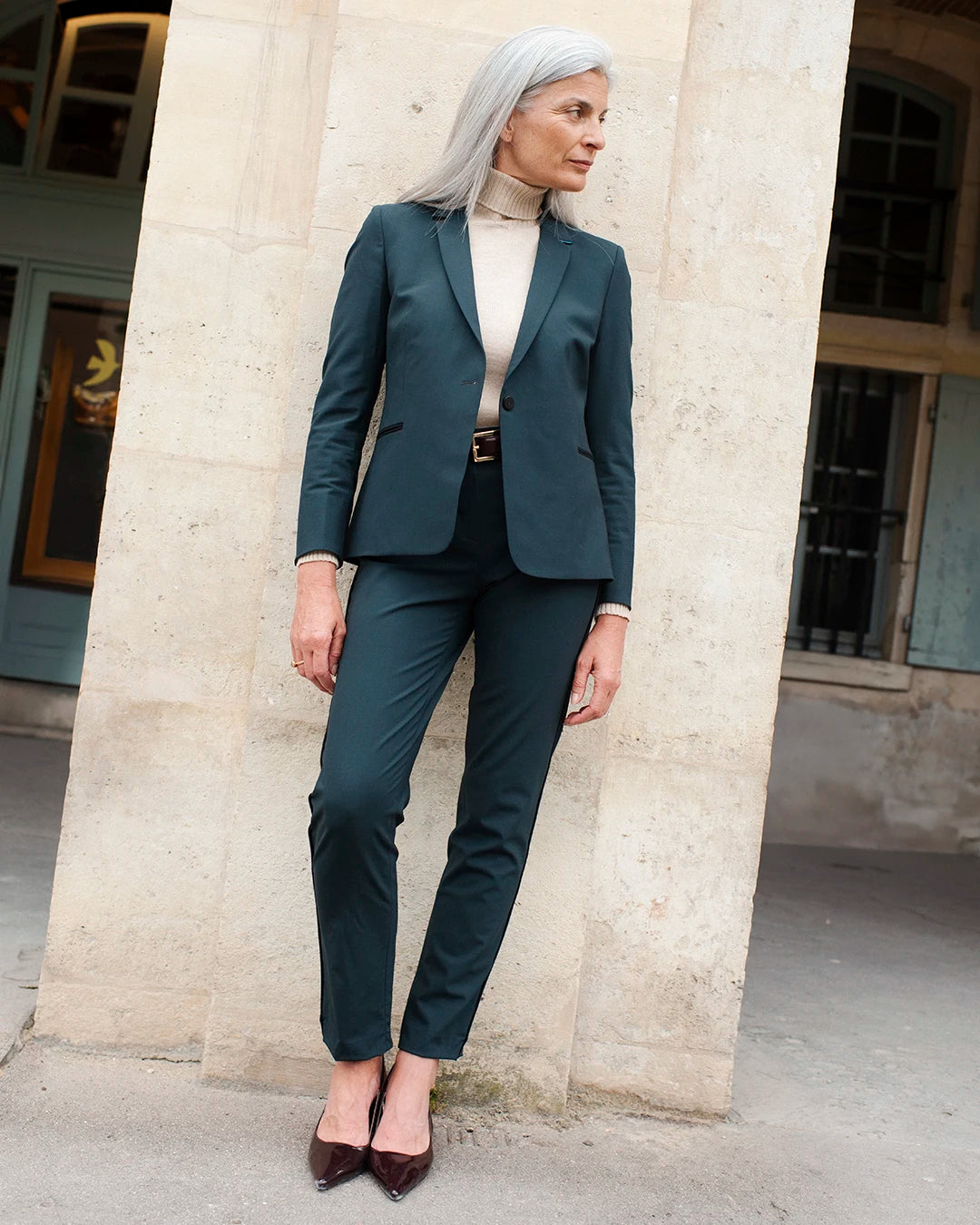 Veste de tailleur verte pour femme à la coupe cintrée. Une pièce chic et moderne, idéale en ensemble ou seule