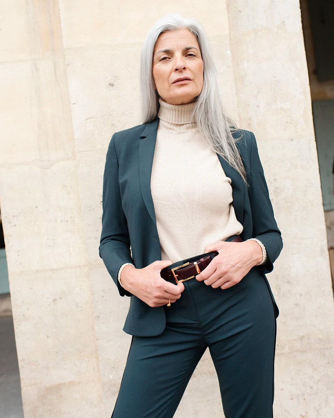 veste-cintree-verte-femme-tailleur-chic-tenue-de-bureau-style-elegant-premium-