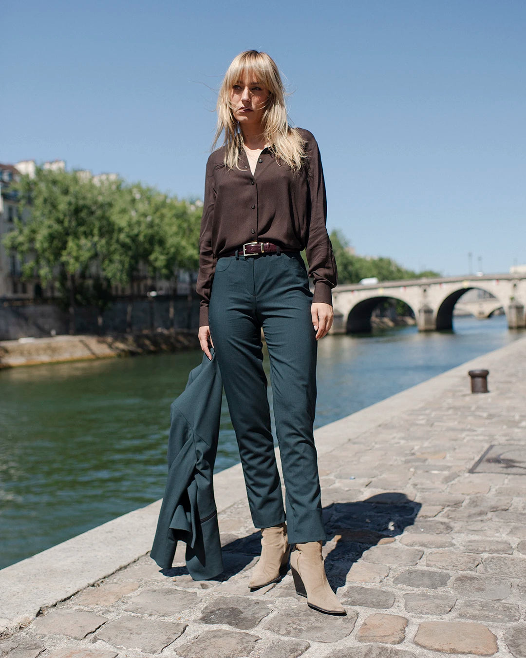 Veste de tailleur verte pour femme à la coupe cintrée. Une pièce chic et moderne, idéale en ensemble ou seule