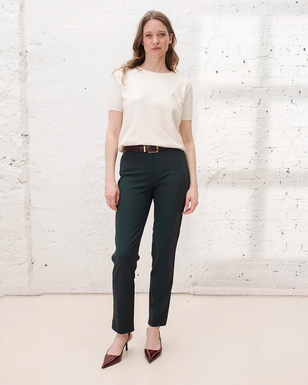 Tenue bureau femme style tailleur avec veste croisée, chemise blanche et pantalon cigarette.