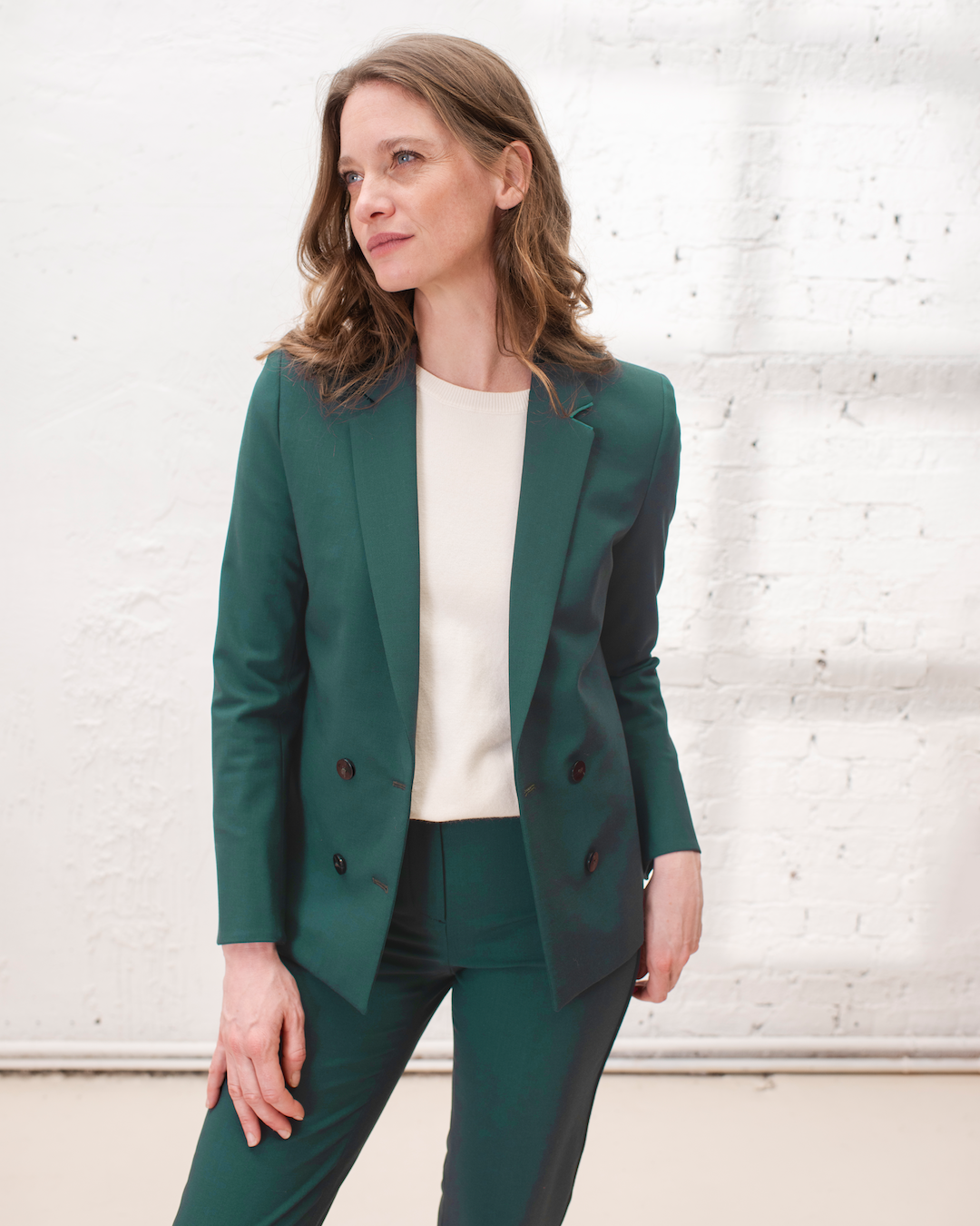 Veste croisée vert émeraude pour femme, idéale pour une tenue de cérémonie élégante
