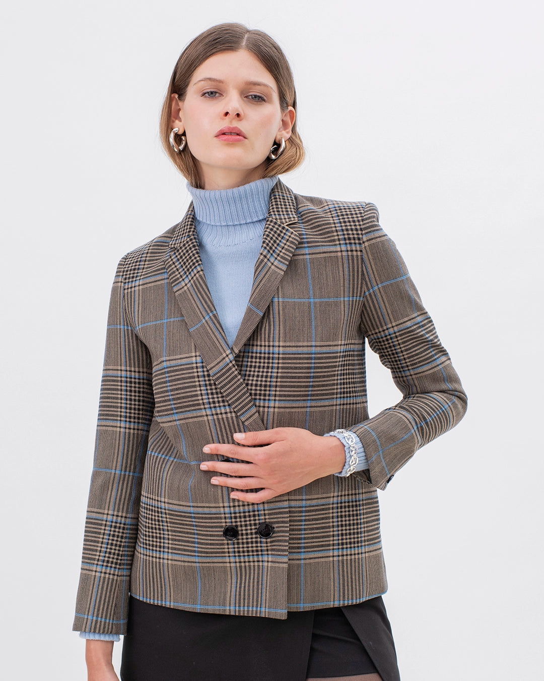 veste-de-tailleur-boston-motif-prince-de-galles-grise-et-bleu-coupe-croisée-4-boutons-matiére-de-luxe-premium-upcyclée-17H10-Paris-