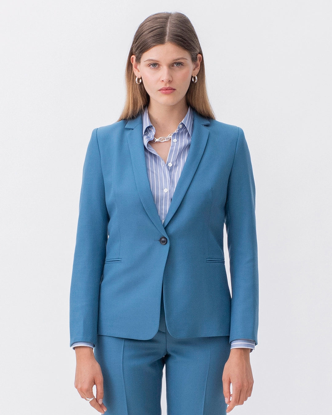 veste-de-tailleur-pour-femme-bleu-coupe-cintrée-laine-qualité-supérieur-outfit-chic-17H10-paris-