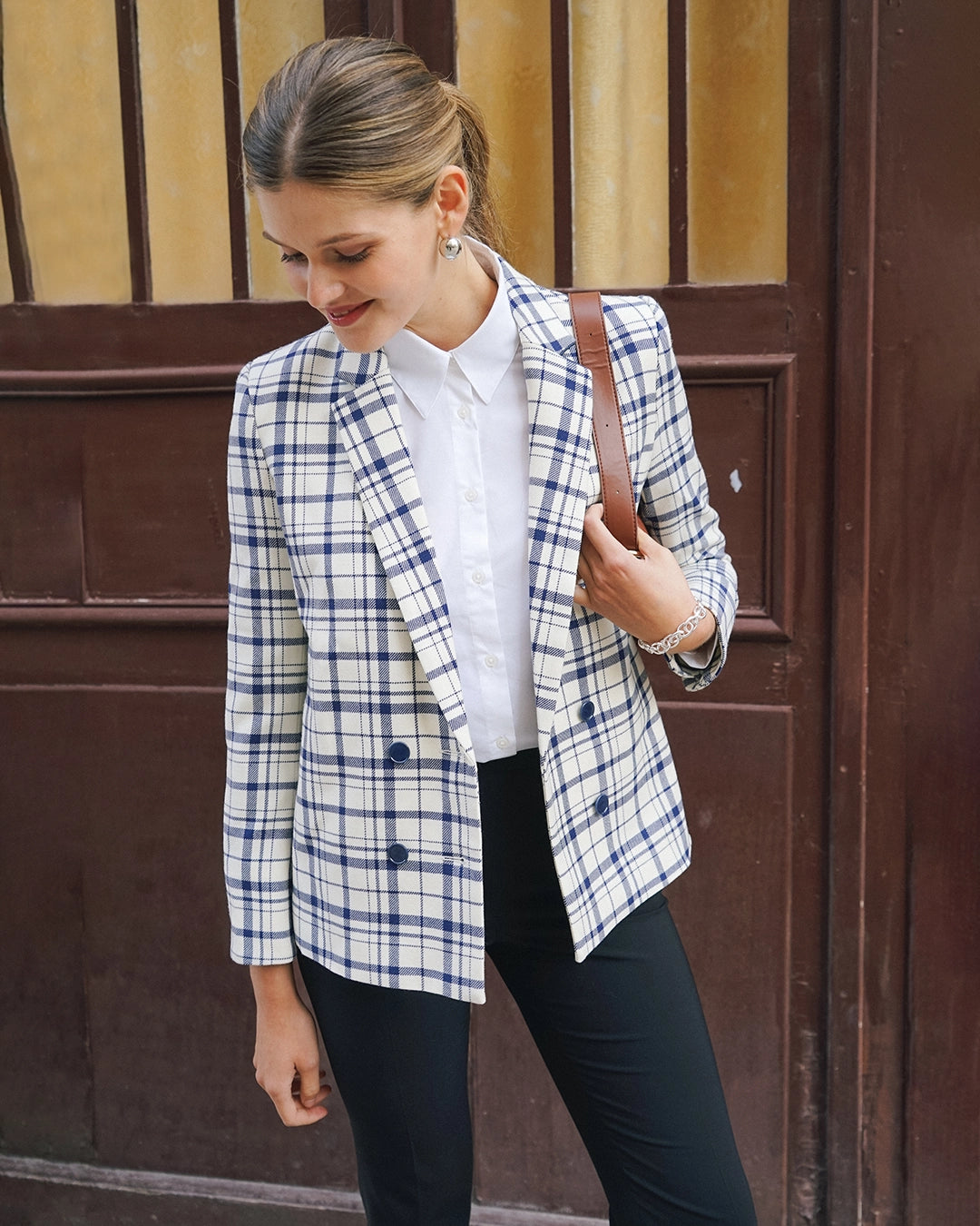 veste-de-tailleur-pour-femme-motif-prince-de-galles-blanche-et-bleue-coupe-croisée-4-bputons-matiére-de-marque-de-luxe-upcyclé-premium-17H10-paris-