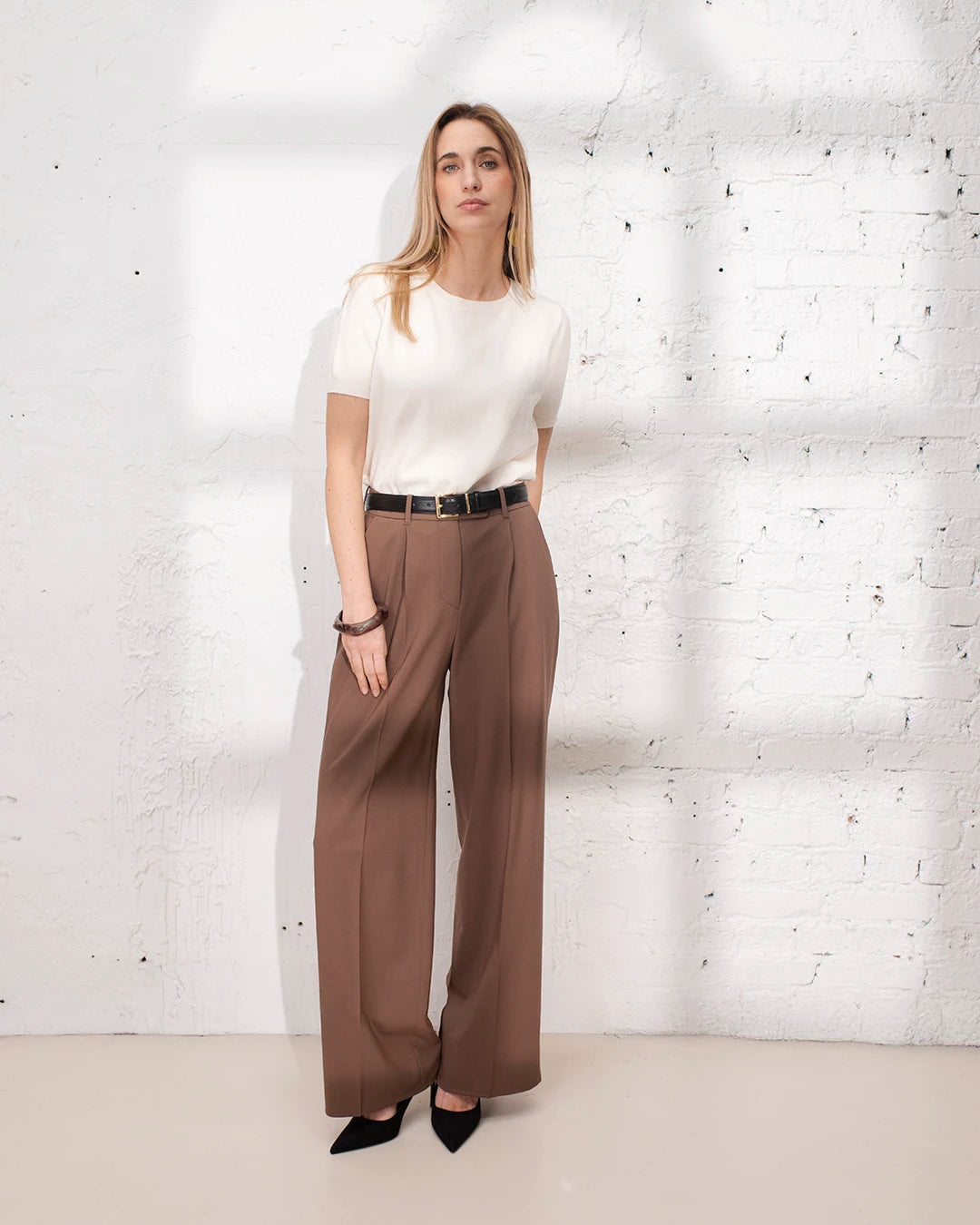 Tenue versatile femme avec tailleur marron, veste oversize et pantalon large pour bureau ou cérémonie.