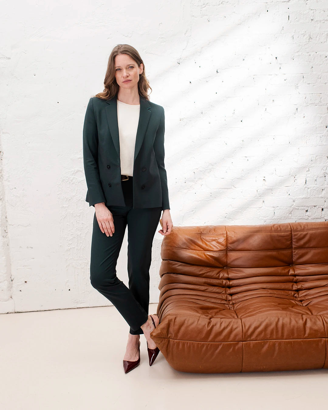 Veste de tailleur croisée et pantalon cigarette avec chemise blanche pour un look bureau féminin et élégant.