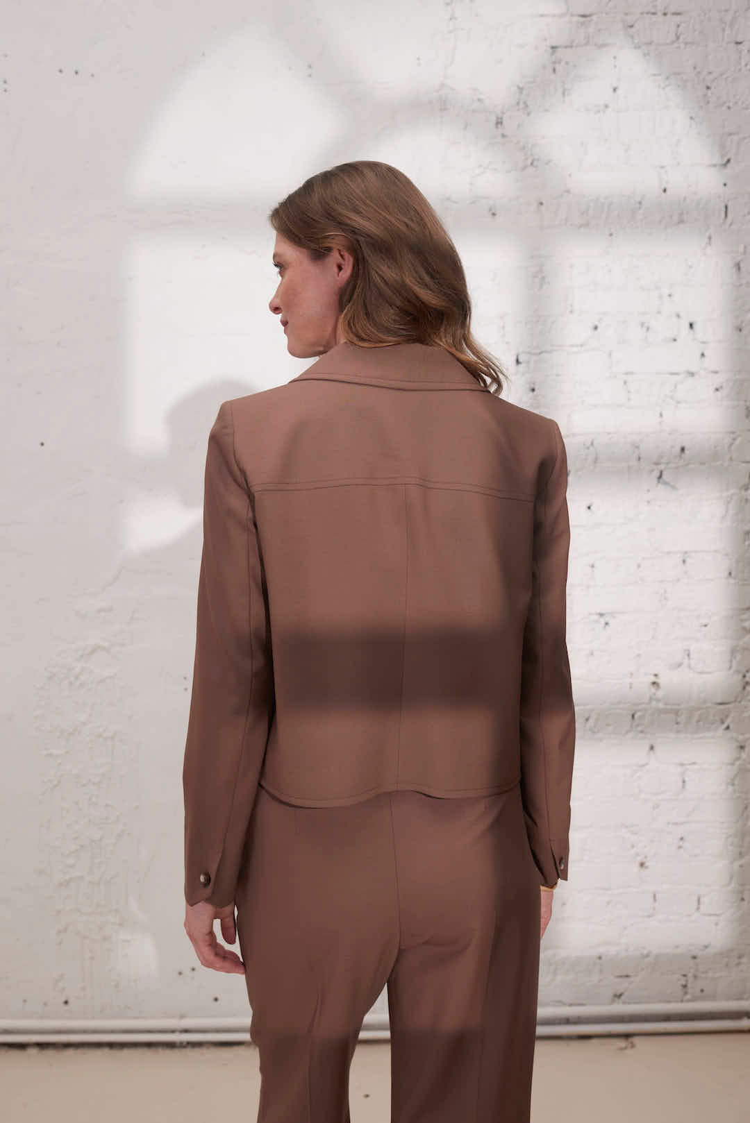 Veste tailleur marron en laine pour femme, confection haut de gamme au Portugal
