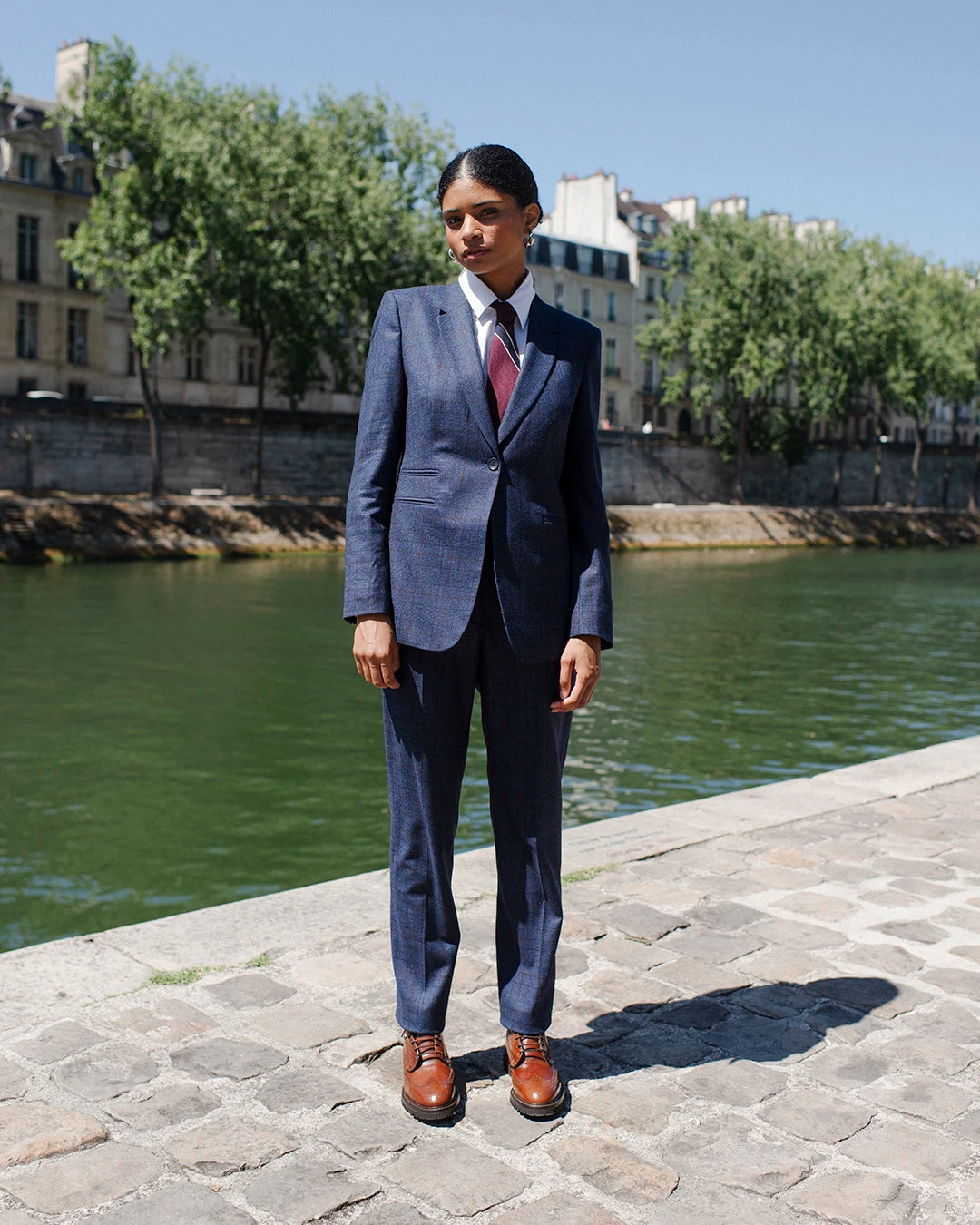 veste-tailleur-pantalon-femme-chic-bureau-ceremonie-mariage-elegant-idee-de-tenue-prince-de-galles-4